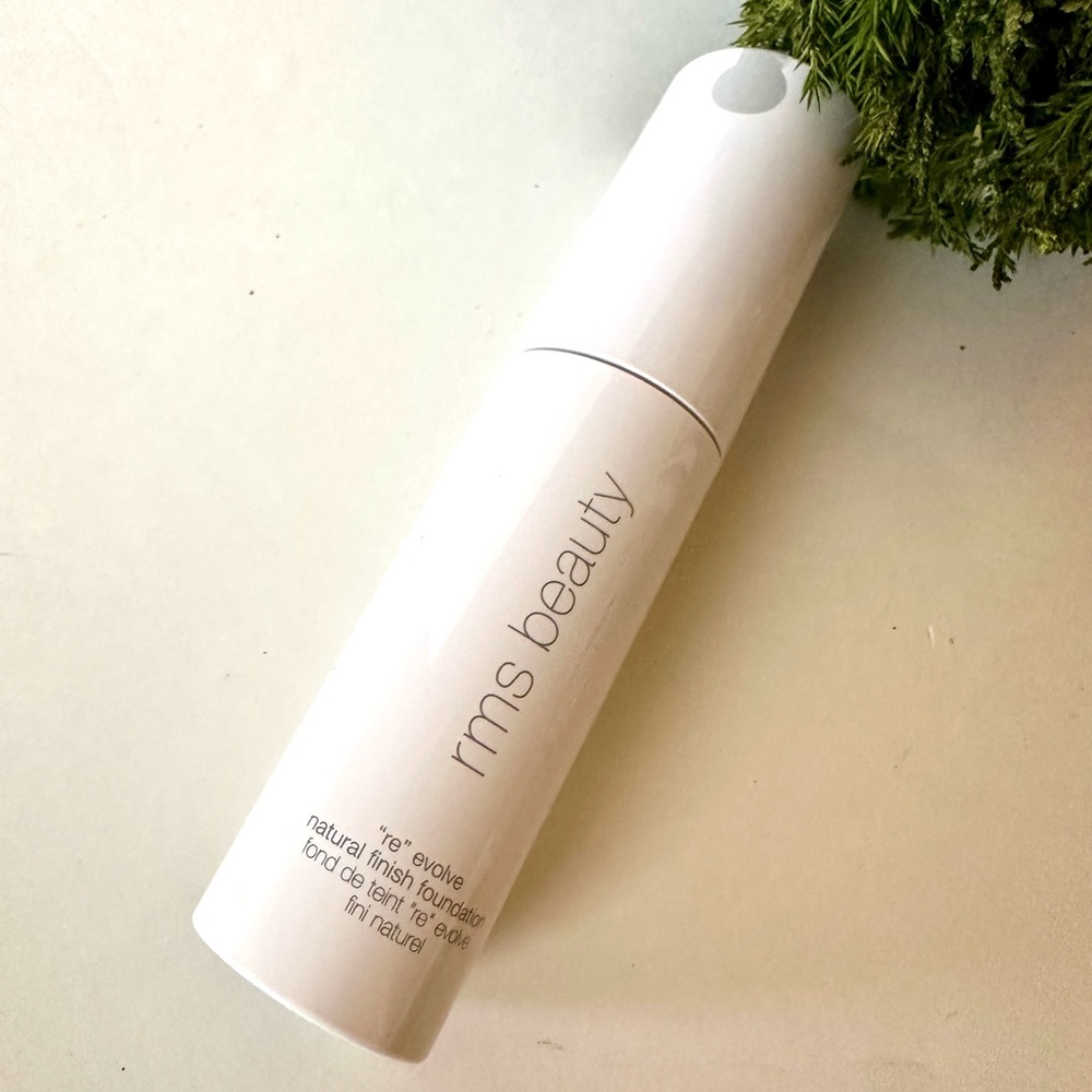 RMS ReEvolve Natural Finish Liquid Foundation  000 + travel mascara + samples